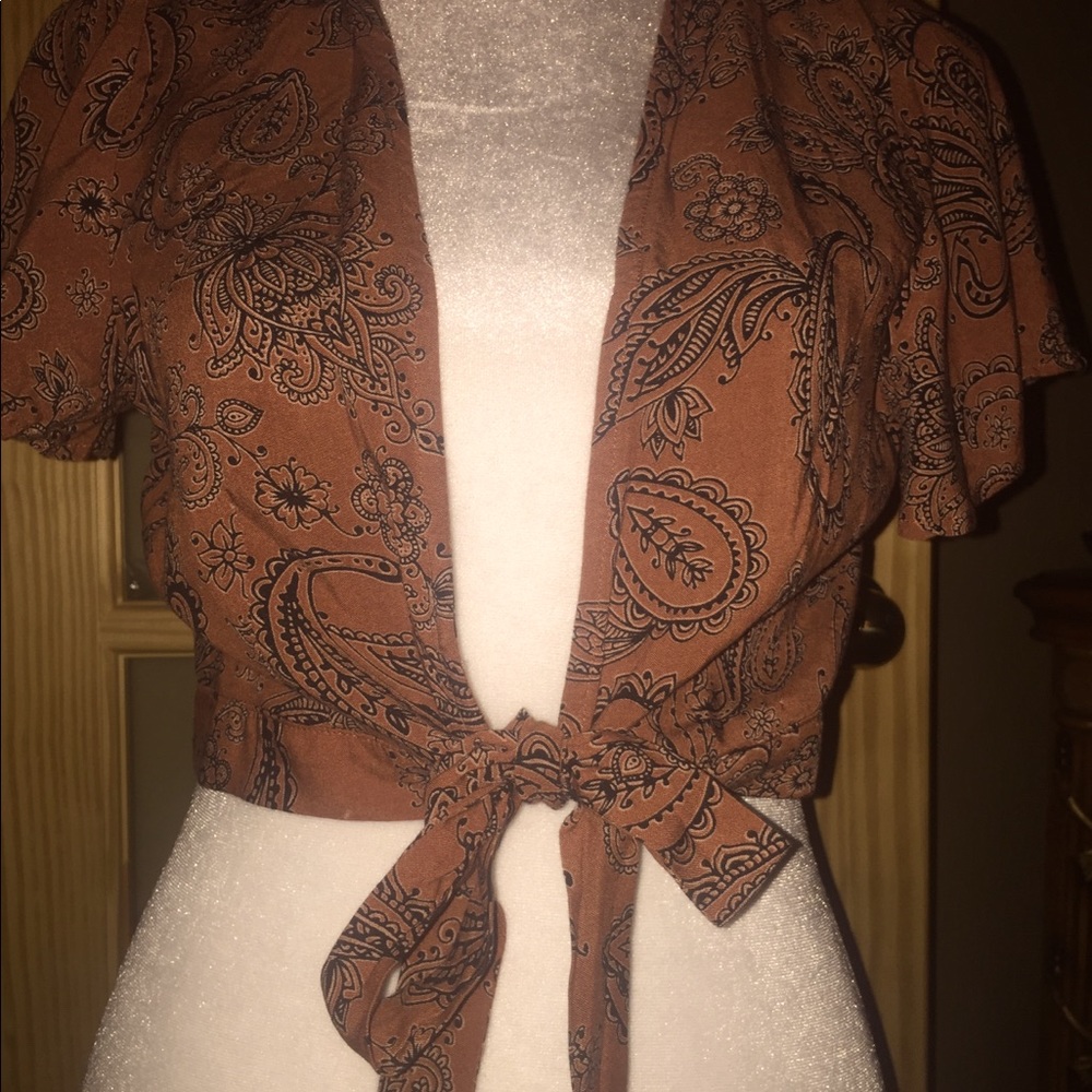 Rust color, paisley print crop top, tie front, M
